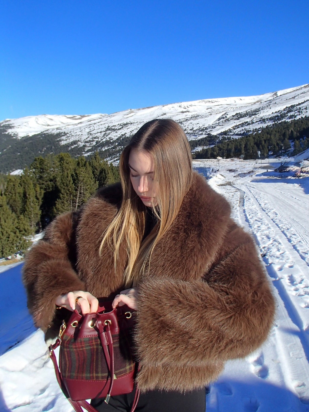 Bolso Saco de Piel y Tela Tartán en Color Burdeos