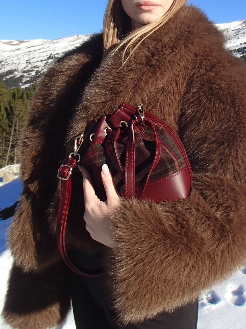 Bolso Saco de Piel y Tela Tartán en Color Burdeos