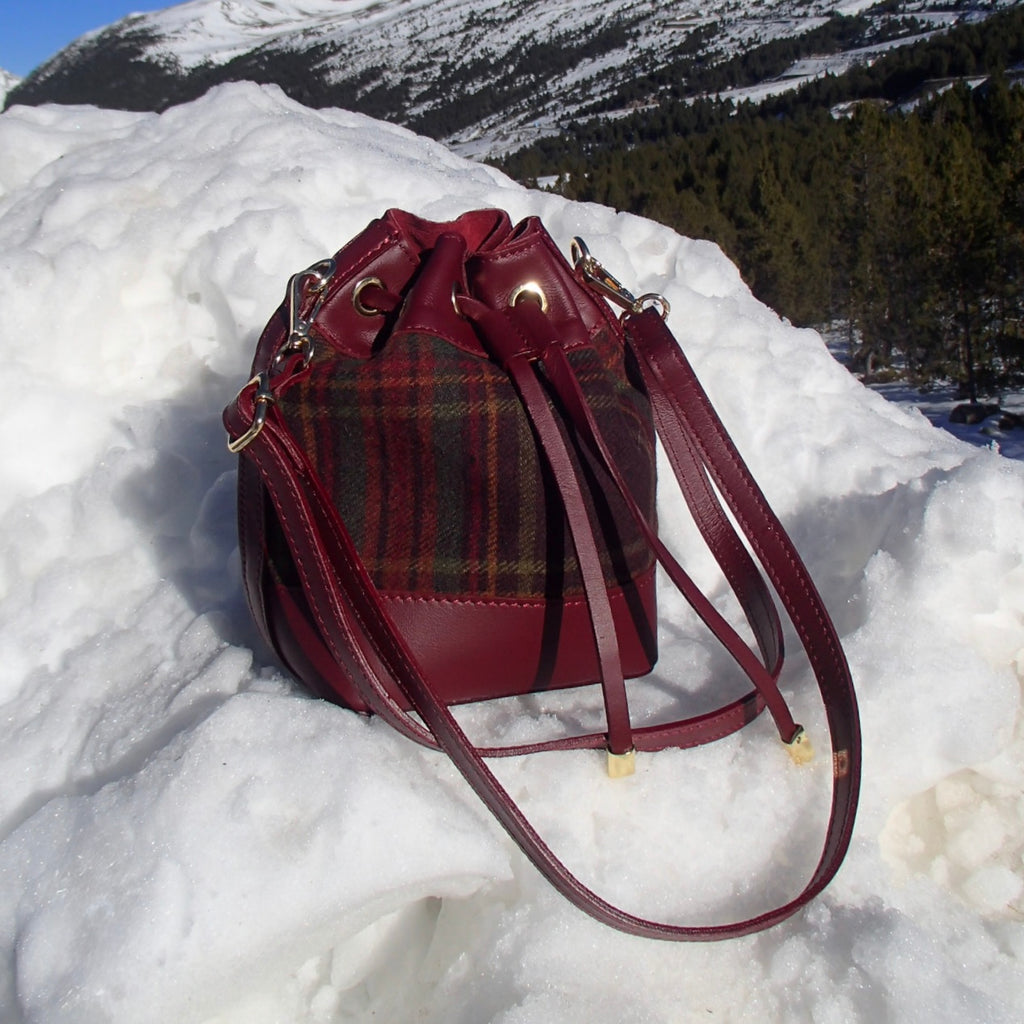 Bolso Saco de Piel y Tela Tartán en Color Burdeos