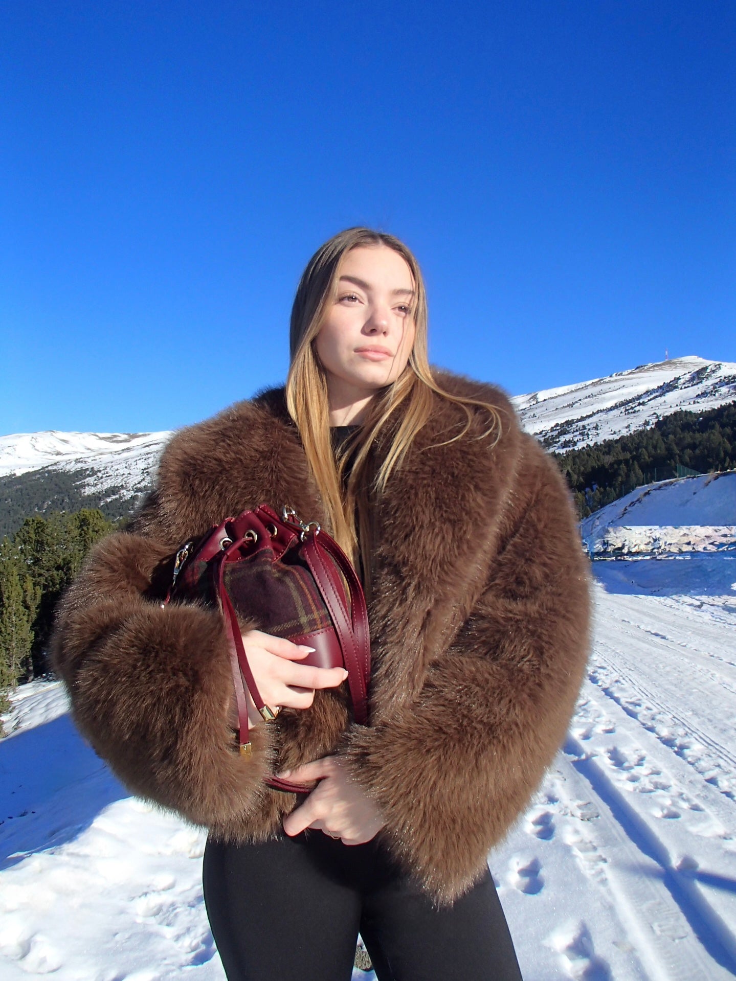 Bolso Saco de Piel y Tela Tartán en Color Burdeos